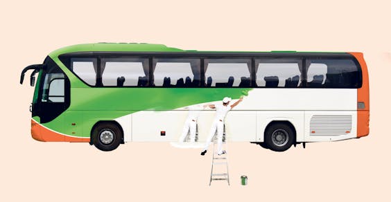 Flixbus werkt samen met zo'n 100 externe busmaatschappijen. Zij zijn verantwoordelijk voor reis- en benzinekosten, bestuurder en bus, en mogen driekwart van de ticketprijs houden.