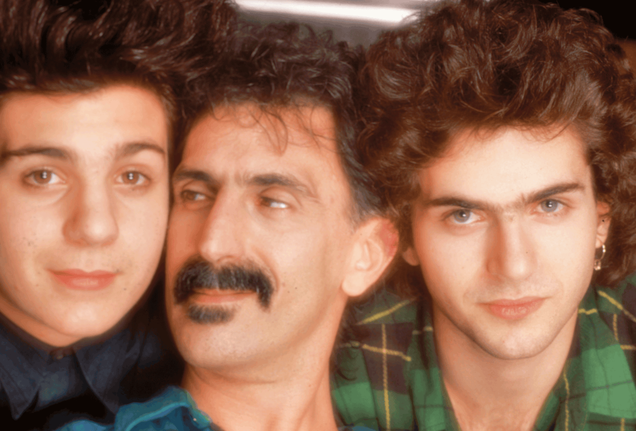 Ahmet, Frank en Dweezil Zappa in 1988, toen alles nog koek en ei was.