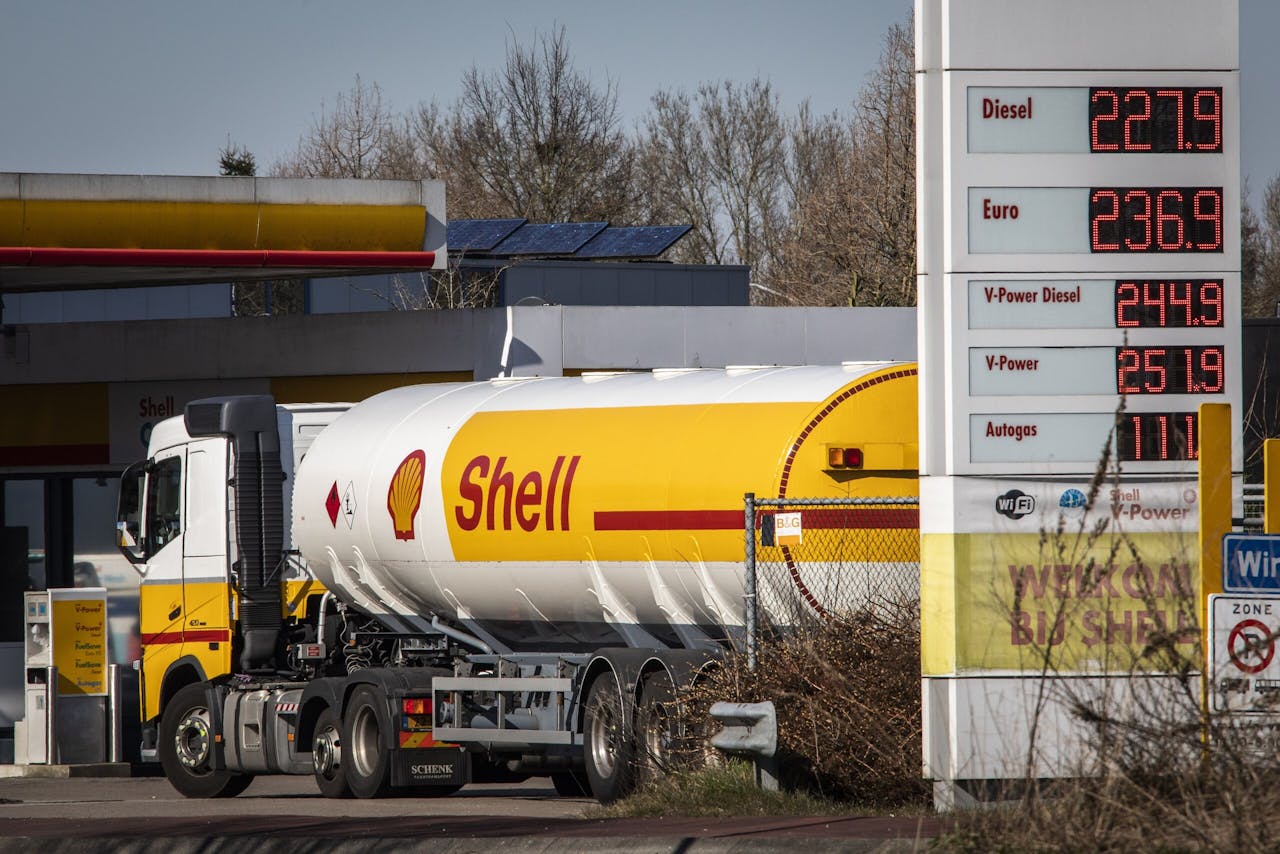 Shell-tankstation in Winschoten. Volgens ClientEarth overtreden de Shell-bestuurders de UK Companies Act, die vereist dat zij handelen op een manier die het succes van het bedrijf bevordert.