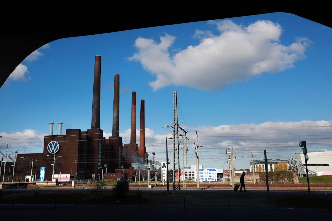 Het hoofdkantoor en naastgelegen autofabriek van Volkswagen in Wolfsburg. De Duitse deelstaat Nedersaksen is mede-eigenaar van de autofabrikant.