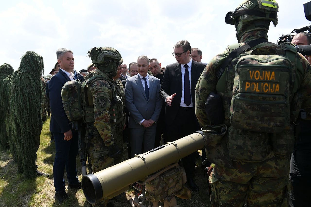 Il presidente Vucic (al centro a destra, con occhiali e cravatta) presenta il nuovo sistema missilistico cinese FK3.