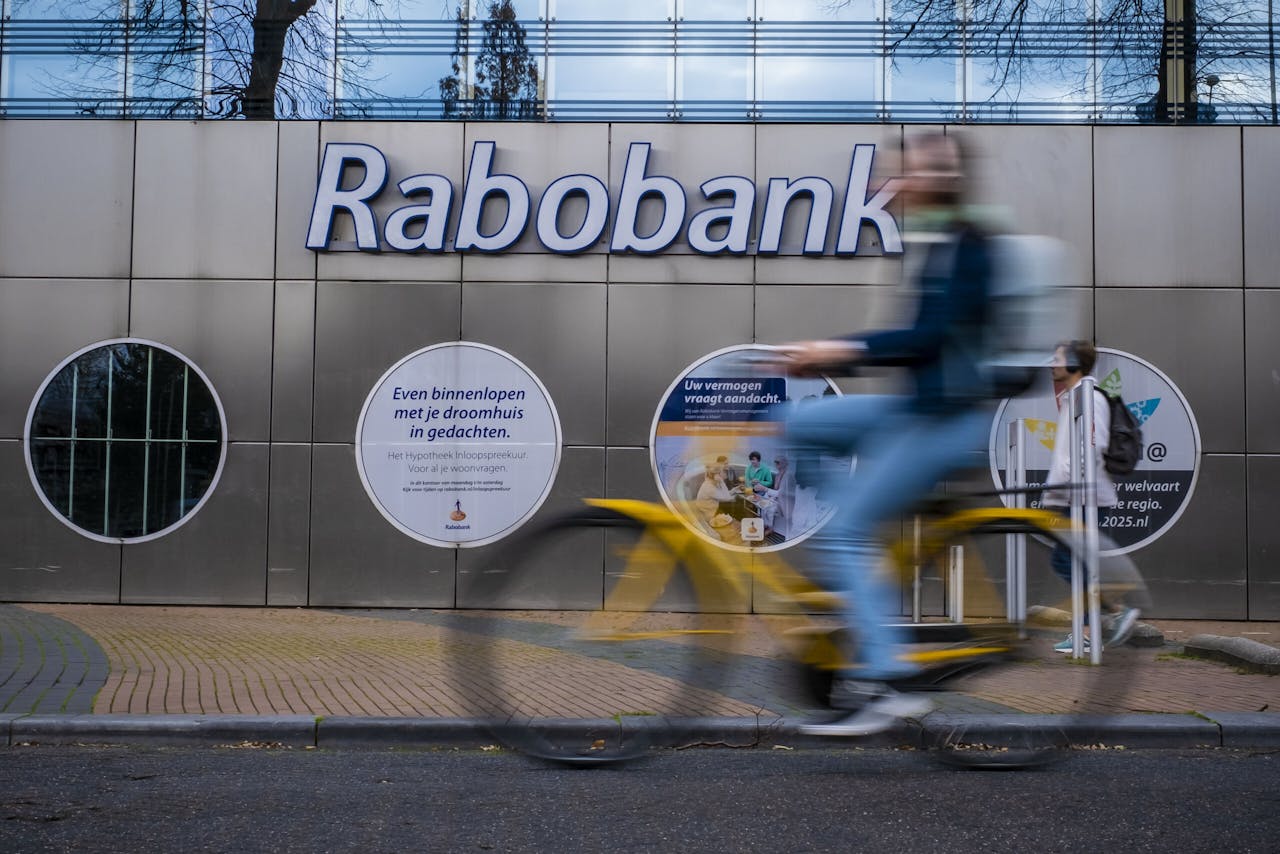 Rabobank biedt webinars aan, waarin de grondbeginselen van beleggen en de nadelen van sparen worden uitgelegd. Spaargeld is duur voor banken. Als ze het moeten stallen bij de ECB kost dat 0,5% rente.