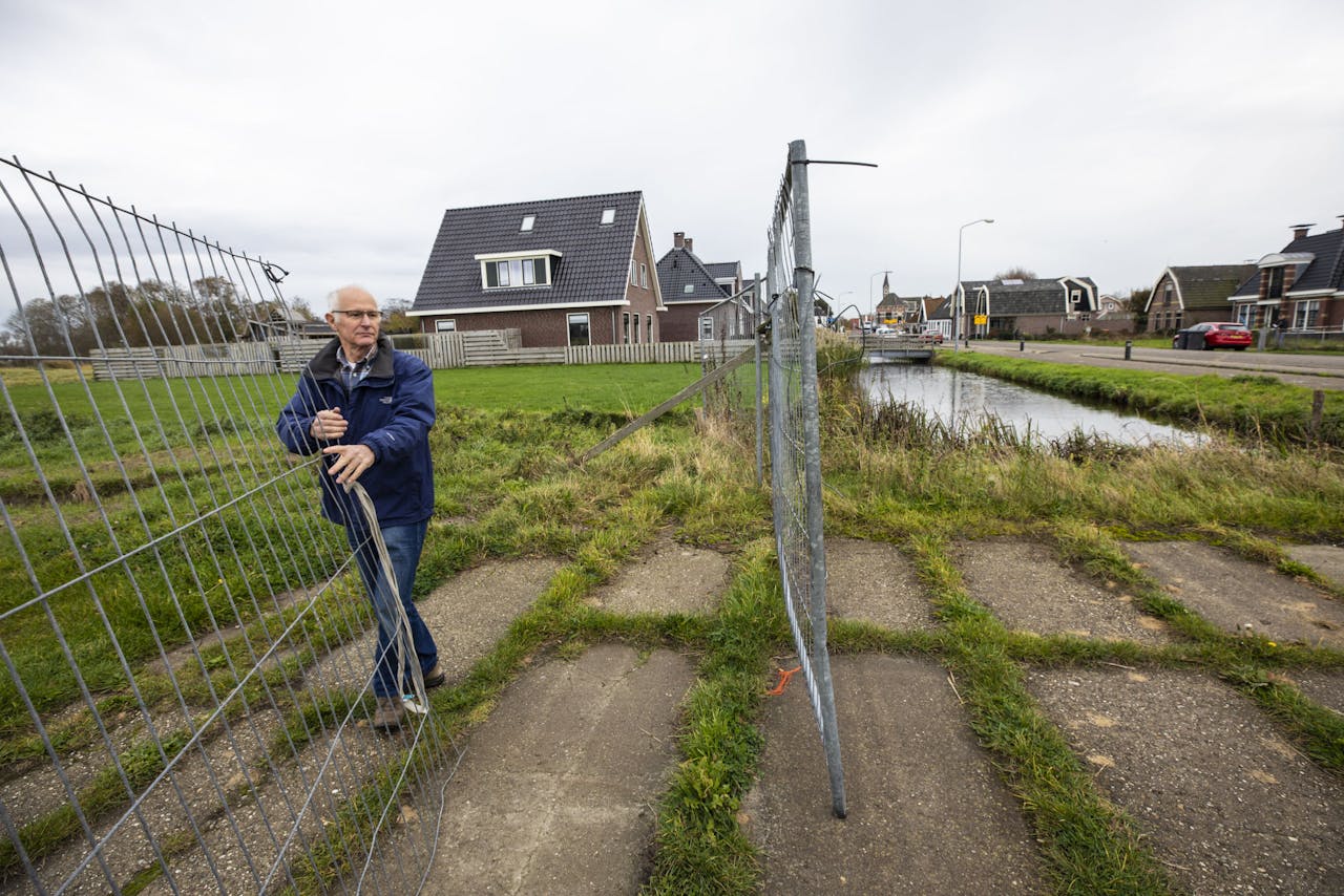 Bewoners van het Noord-Hollands Schagerbrug willen graag nieuwe woningen in een weiland, maar de provincie blokkeert dit. Dorpeling Theo Groot vreest dat jongeren wegtrekken en het dorp een langzame dood sterft.