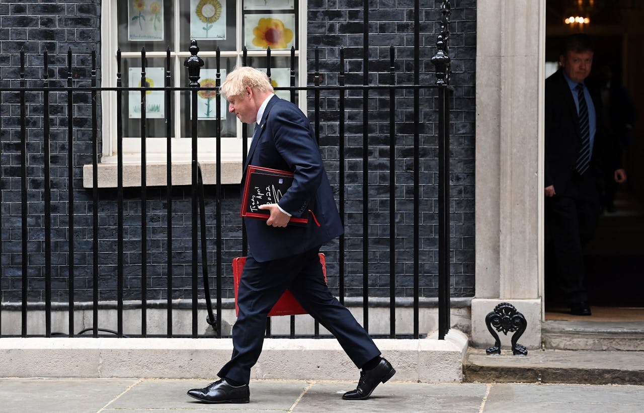 Johnson verlaat 10 Downing Street, een dag na de publicatie van het langverwachte onderzoek van Sue Gray over lockdownfeestjes.