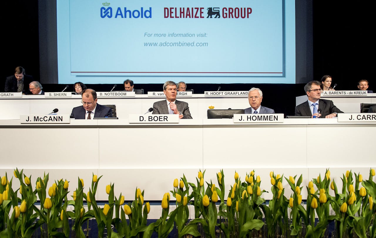 Voorzitter Jan Hommen van de raad van commissarissen van Ahold en andere topmannen van het supermarktconcern tijdens de buitengewone algemene vergadering van aandeelhouders.