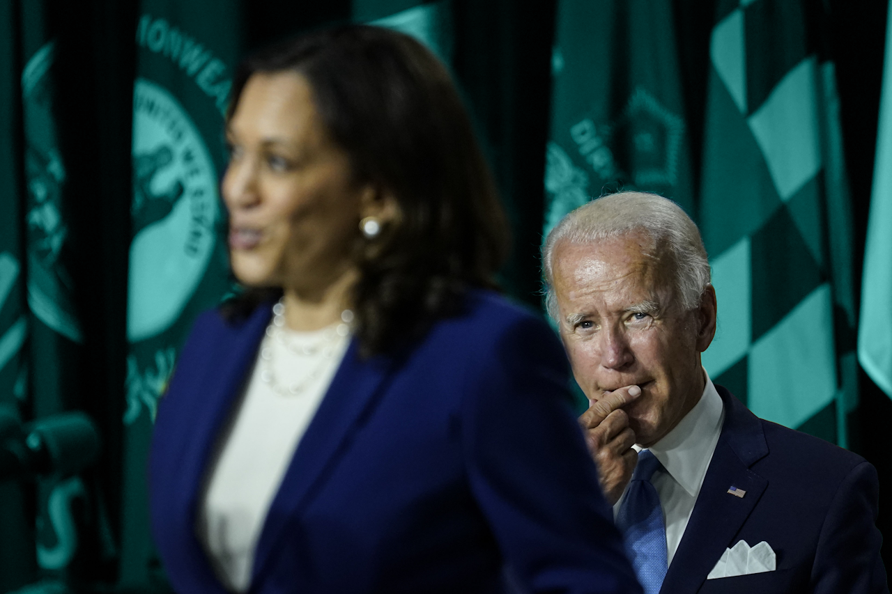 Joe Biden (r.) luistert tijdens een speech van Kamala Harris nadat zij gepresenteerd is als running mate bij de presidentsverkiezingen van november.