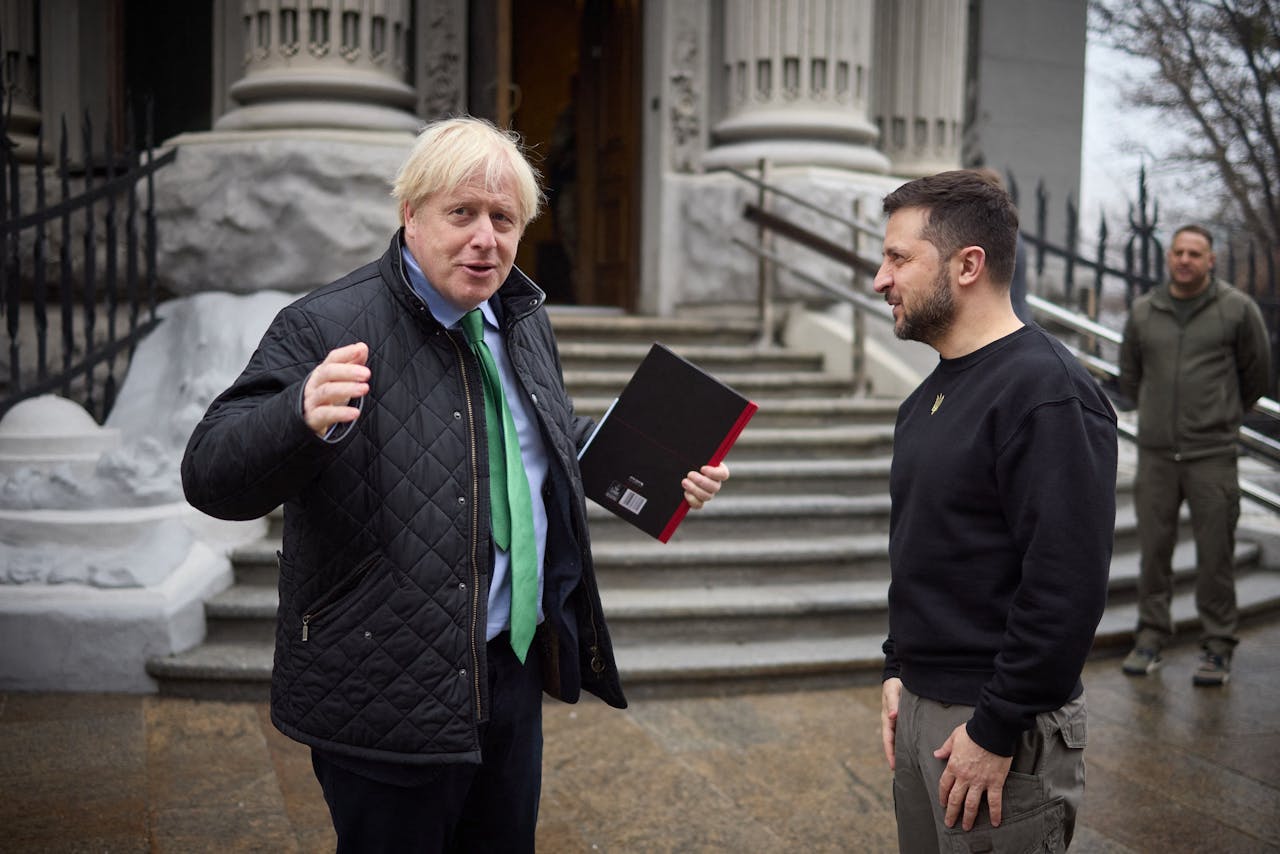 Boris Johnson heeft geen rol meer in het Britse buitenlandbeleid, maar ging toch op bezoek bij president Zelensky in Oekraïne.