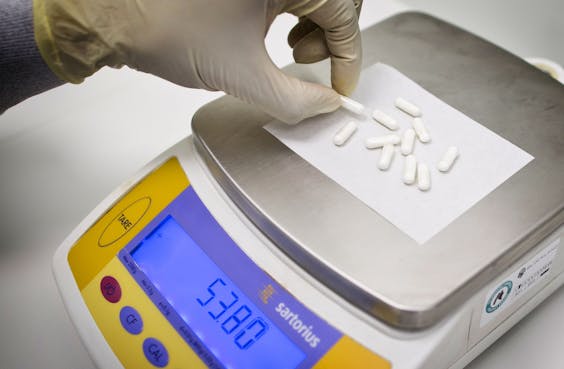 Apotheker Paul Lebbink uit Den Haag besloot vorig jaar uit protest tegen de hoge prijs van Orkambi zelf het medicijn na te maken in zijn apotheek. Dit medicijn is werkzaam tegen taaislijmziekte.