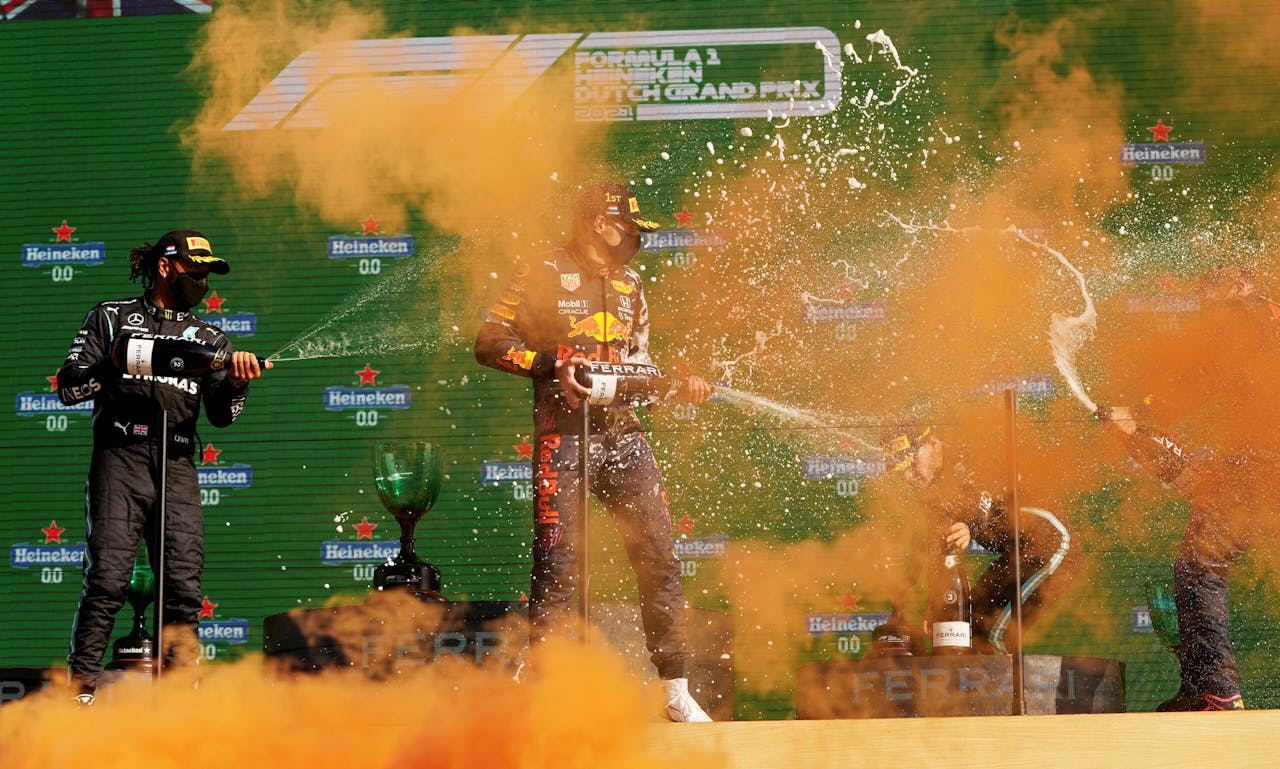 Max Verstappen viert zijn zege op het circuit van Zandvoort.