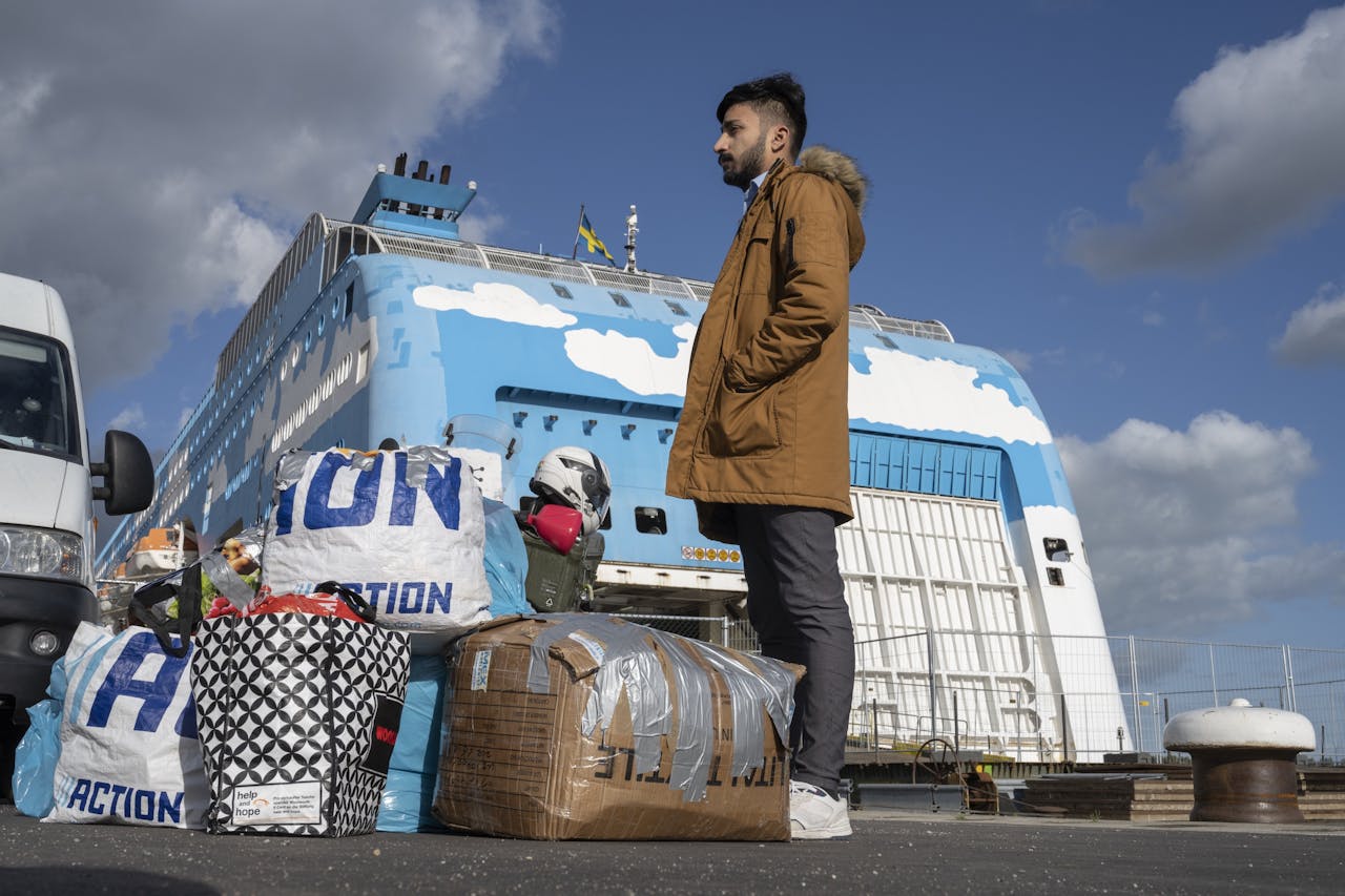 Amsterdam vangt sinds begin deze maand asielzoekers tijdelijk op in een cruiseschip in de haven.