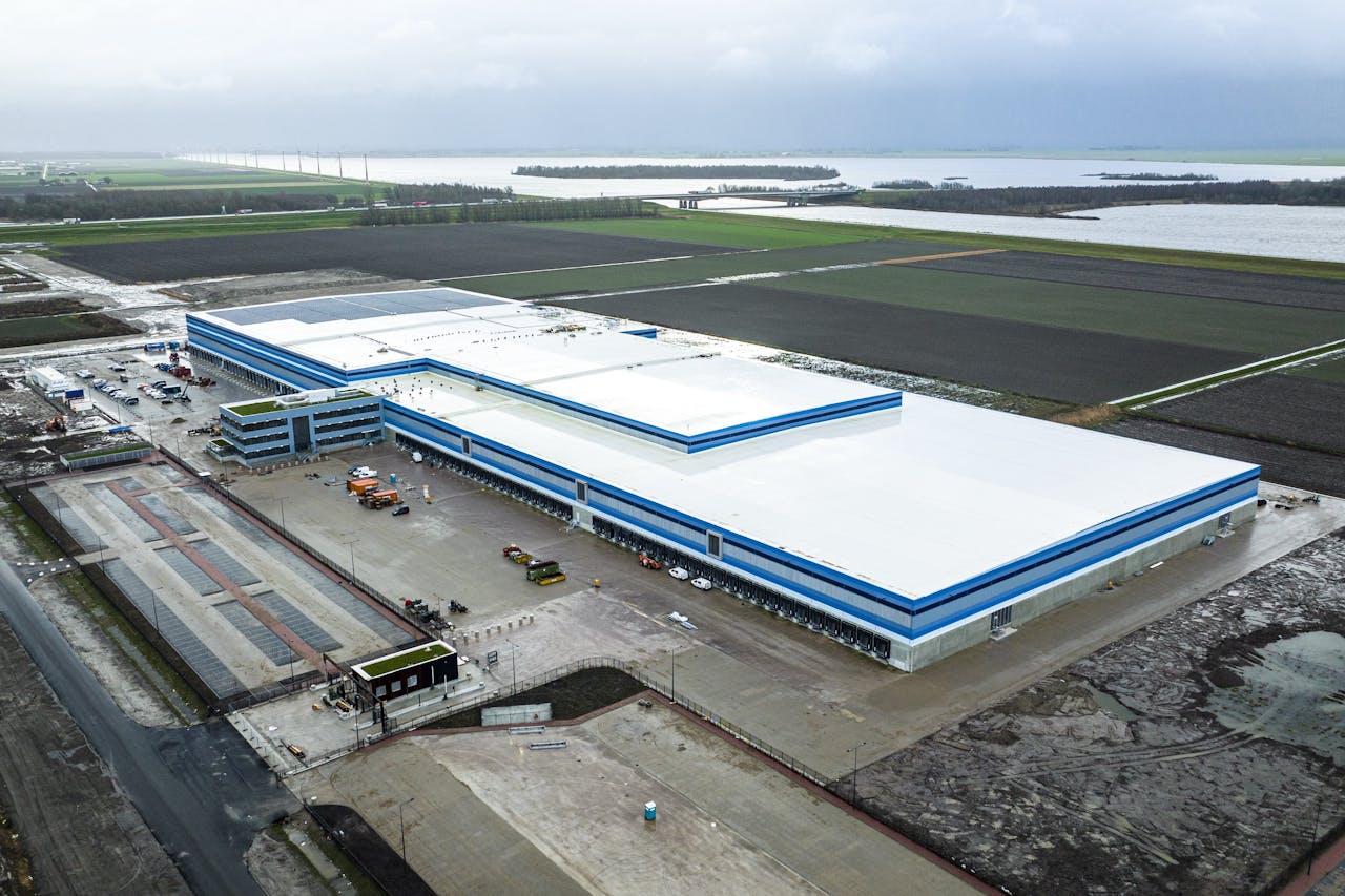 Een nieuw distributiecentrum in aanbouw van supermarktketen Lidl in Almere.