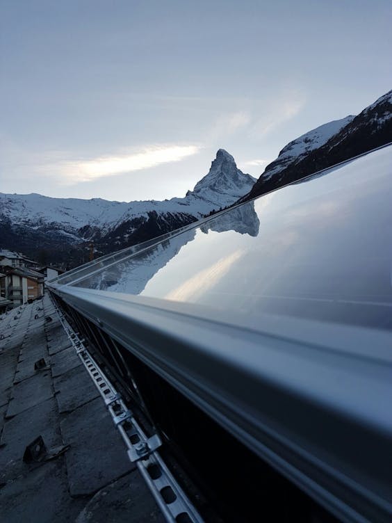 Een Solarus PowerCollector op het dak van een hotel in de Zwitserse alpen.