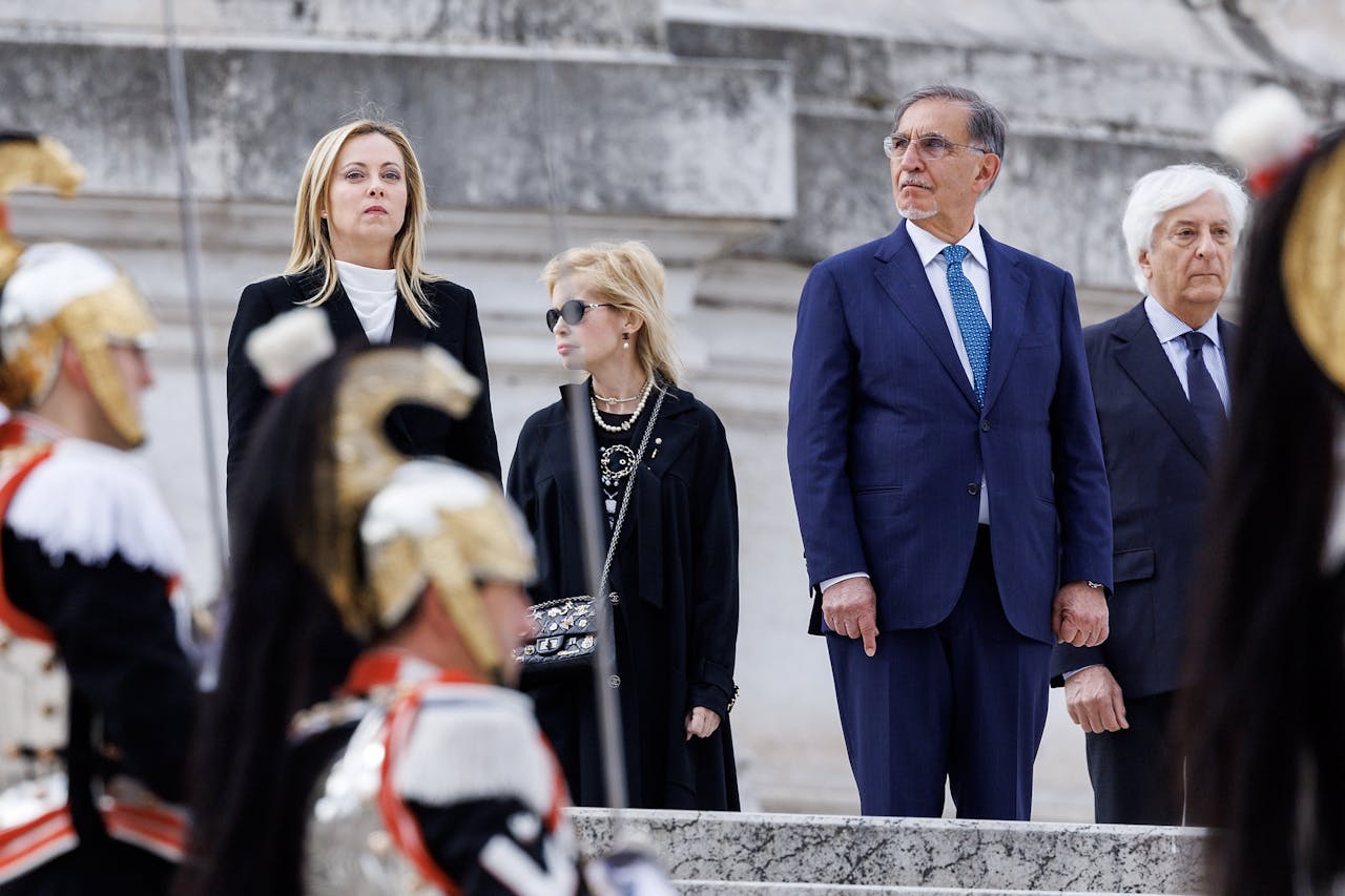 Premier Giorgia Meloni (links) en senaatsvoorzitter Ignazio La Russa, dinsdag bij het Altaar van het Vaderland in Rome.