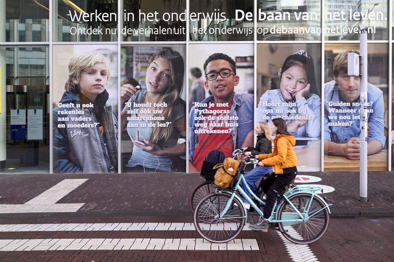 Stichting Internet Domeinnaamregistratie Nederland is sinds 1996 verantwoordelijk voor de .nl-domeinen, zoals debaanvanjeleven.nl, hier te zien op de gevel van het ministerie van Onderwijs in Den Haag.