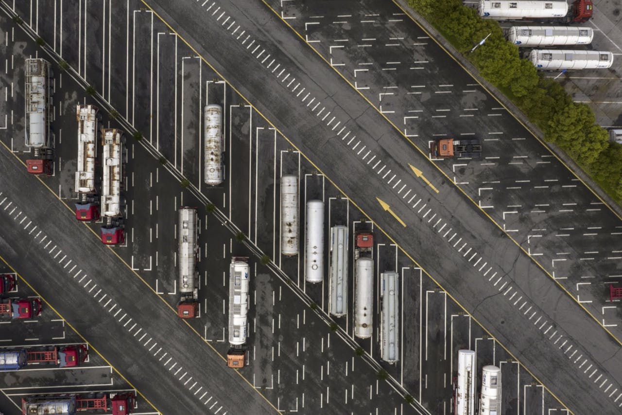 Olietankwagens staan geparkeerd op een parkeerplaats buiten Ningbo, in China.