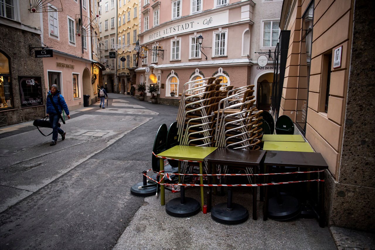 Een lege straat in het historische centrum van Salzburg.