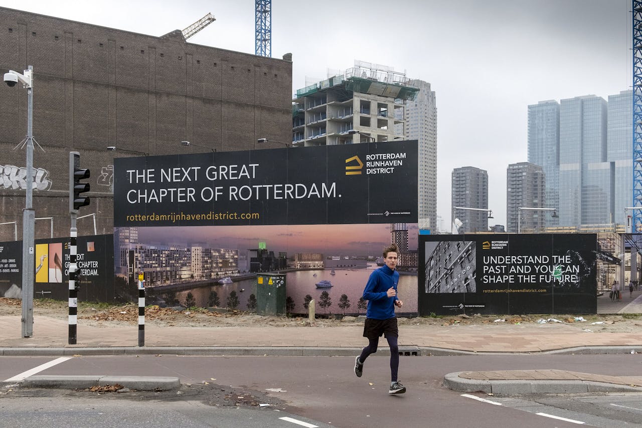 Bouw van nieuwe woningen in Rotterdam Katendrecht. Volgens Deltacommissaris Peter Glas ligt het zwaartepunt van de Nederlandse woningbouw te veel in de laaggelegen Randstad.