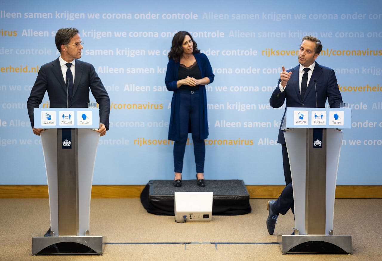 Demissionair premier Mark Rutte en demissionair minister Hugo de Jonge tijdens een coronapersconferentie.