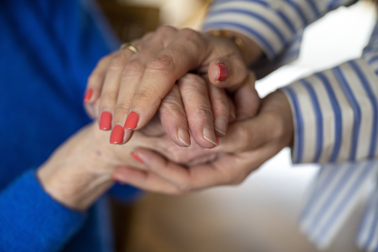 Het kabinet wil ouderen zo lang mogelijk thuis laten wonen. Critici van dit beleid wijzen op dreigende tekorten aan zorgpersoneel en woonruimte voor ouderen.