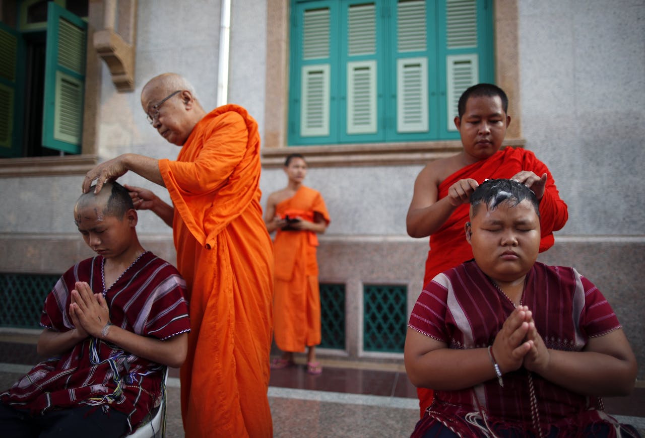 Thaise jongens worden kaalgeschoren voordat zij als monnik toetreden tot een klooster in Bangkok. De meesten zijn maar tijdelijk monnik, voor een periode van minimaal drie maanden.