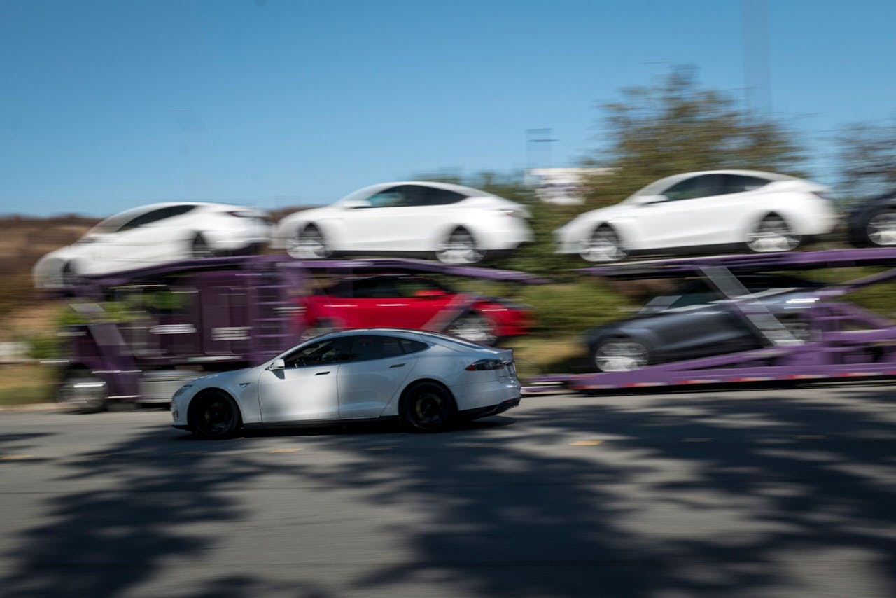 Het ene bedrijf dat elektrische auto bouwt stijgt nog harder dan het andere.
