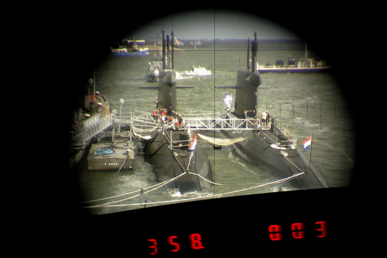 Periscoopbeeld vanuit de onderzeeboot de Walrus tijdens de Nationale Vlootdagen van de Koninklijke Marine in Den Helder.