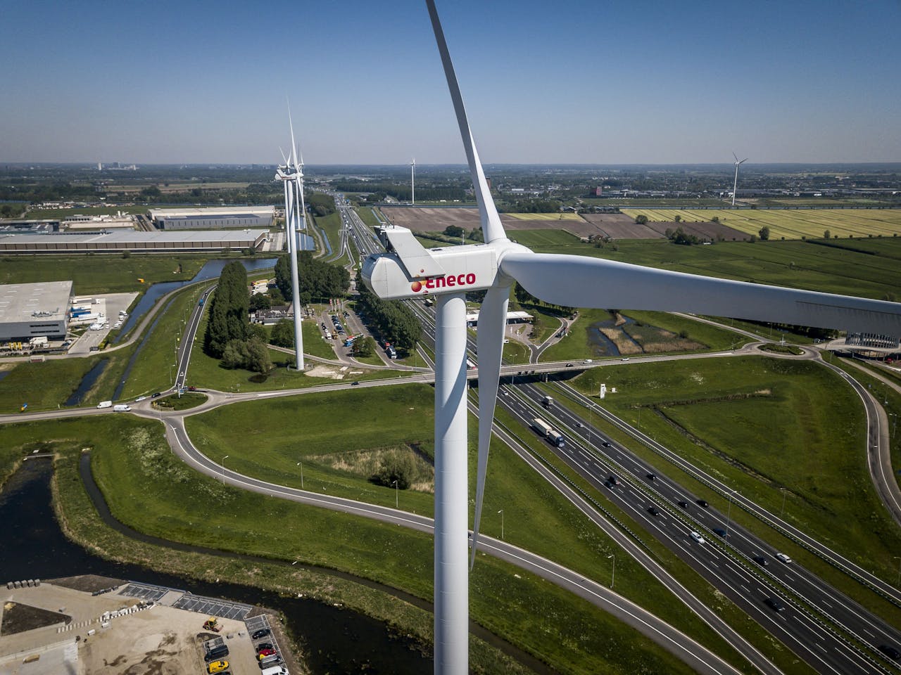 Windturbines van Eneco langs de A27 bij Utrecht.