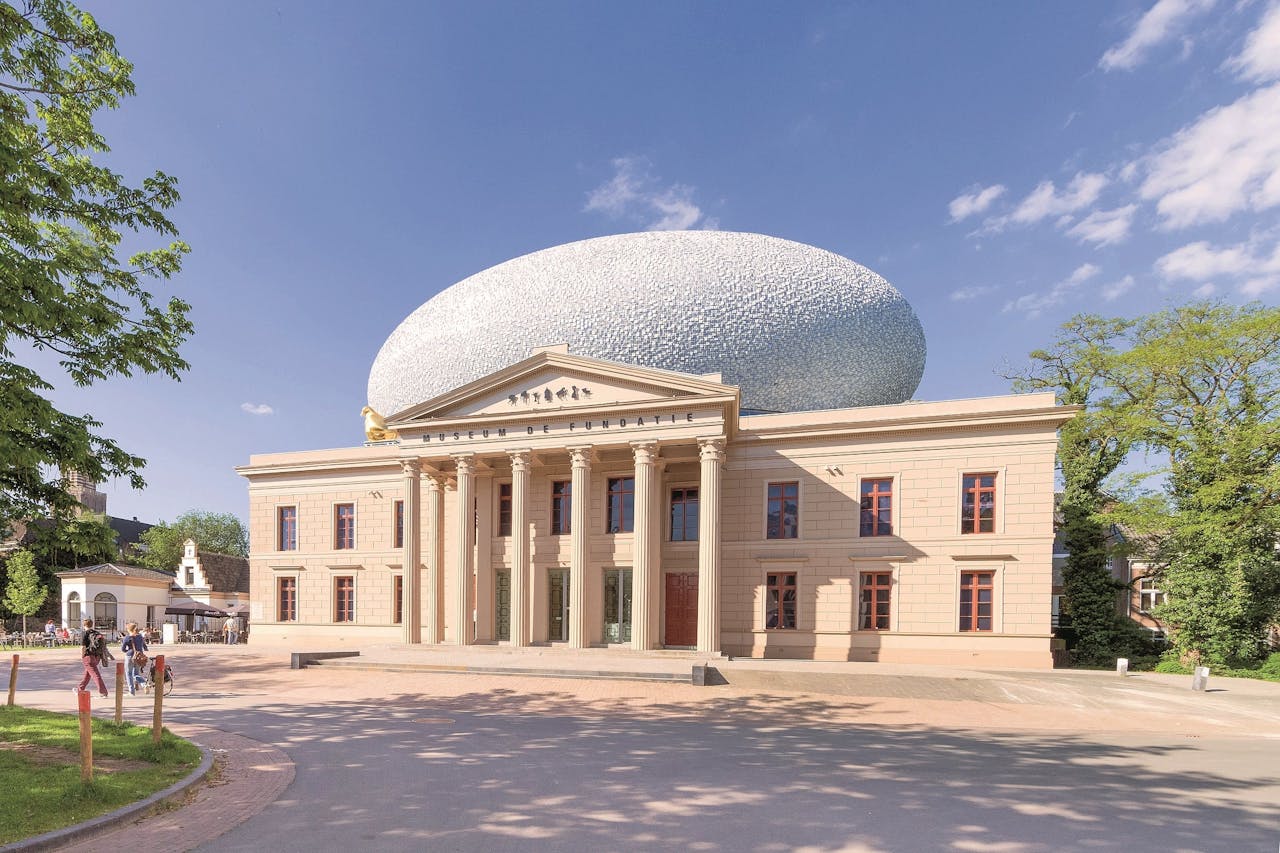 Museum de Fundatie, met boven op het dak een grote bol waarin zich een expositieruimte bevindt.