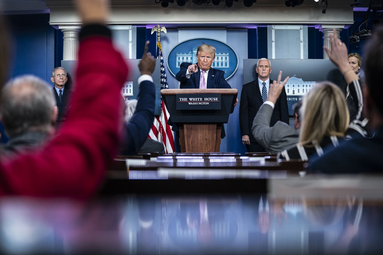 President Donald Trump beantwoordt samen met zijn Coronavirus Taskforce vragen van journalisten.