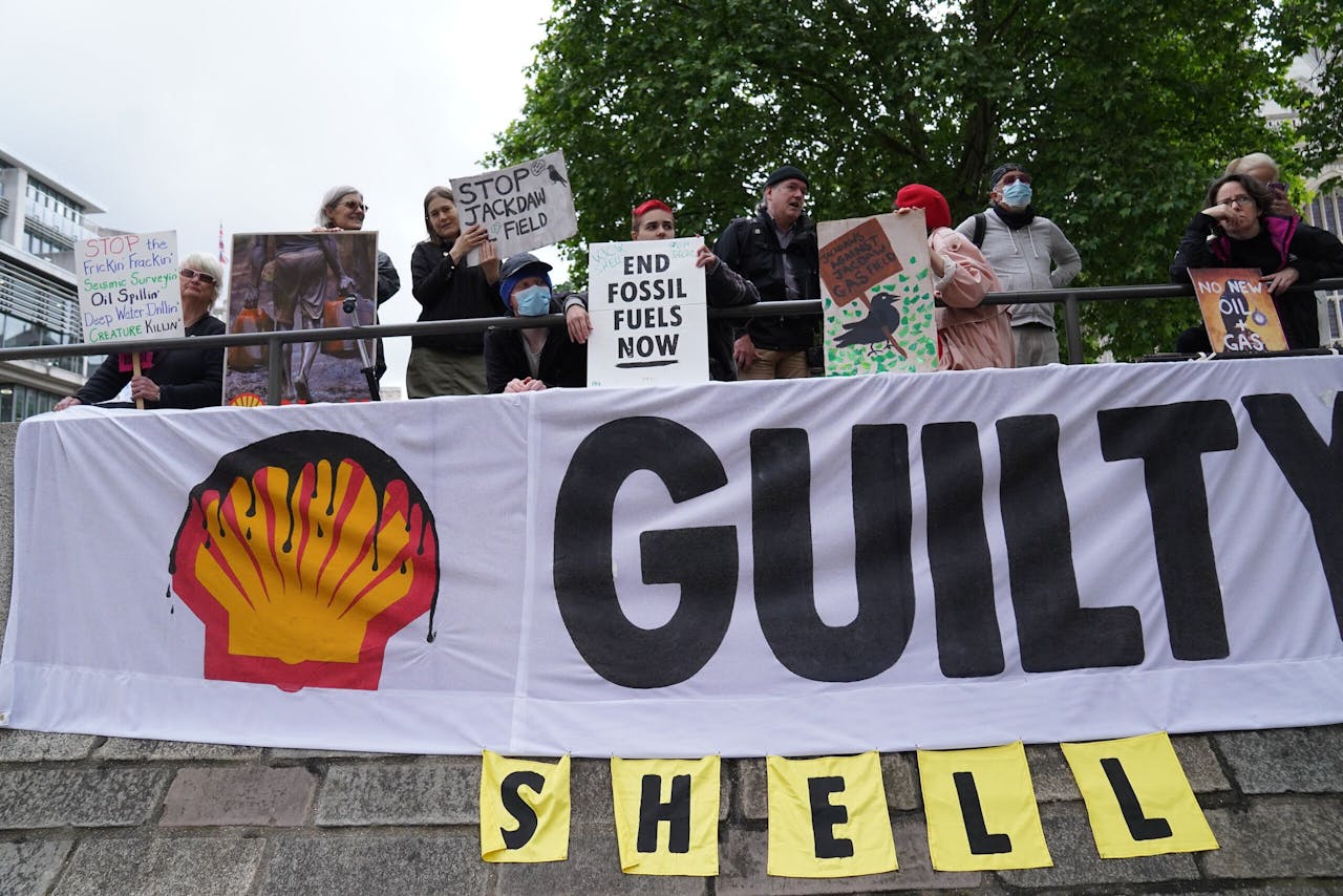 Demonstranten bij Central Hall Westminster in Londen, waar Shell zijn aandeelhoudersvergadering houdt.