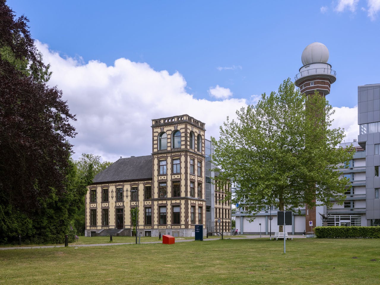 Het kantoor van het Anti Money Laundering Centre (AMLC) van het FIOD naast het gebouw van het KNMI.