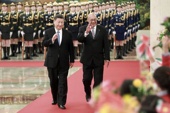 Xi Jinping rolde de rode loper uit voor Desi Bouterse tijdens zijn staatsbezoek aan China, eind november.