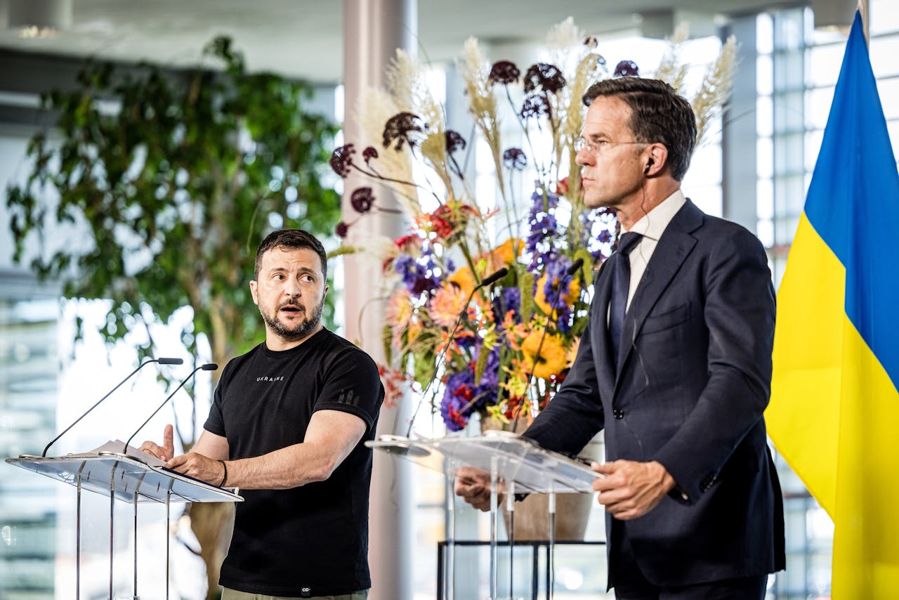 De Oekraïense president Volodymyr Zelensky en demissionair minister-president Mark Rutte geven een persconferentie op de militaire vliegbasis Eindhoven.