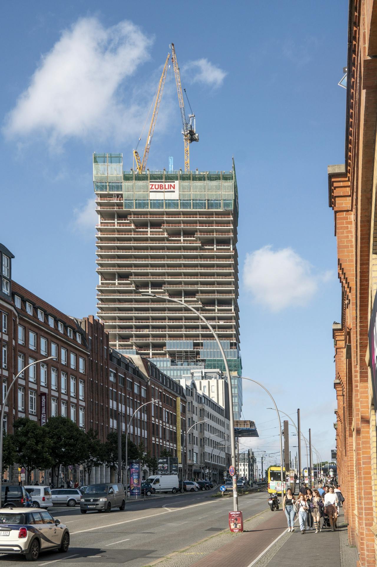 De Edge East Side Berlin, beter bekend als de Amazon Tower