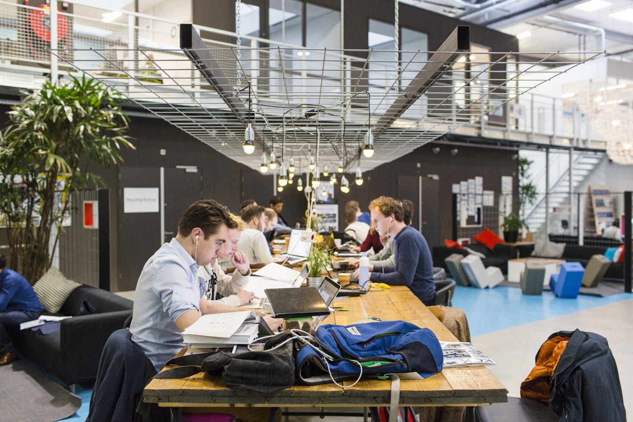 Flexwerkplek in Yes Delft, een bedrijfsverzamelgebouw voor innovatieve bedrijven.