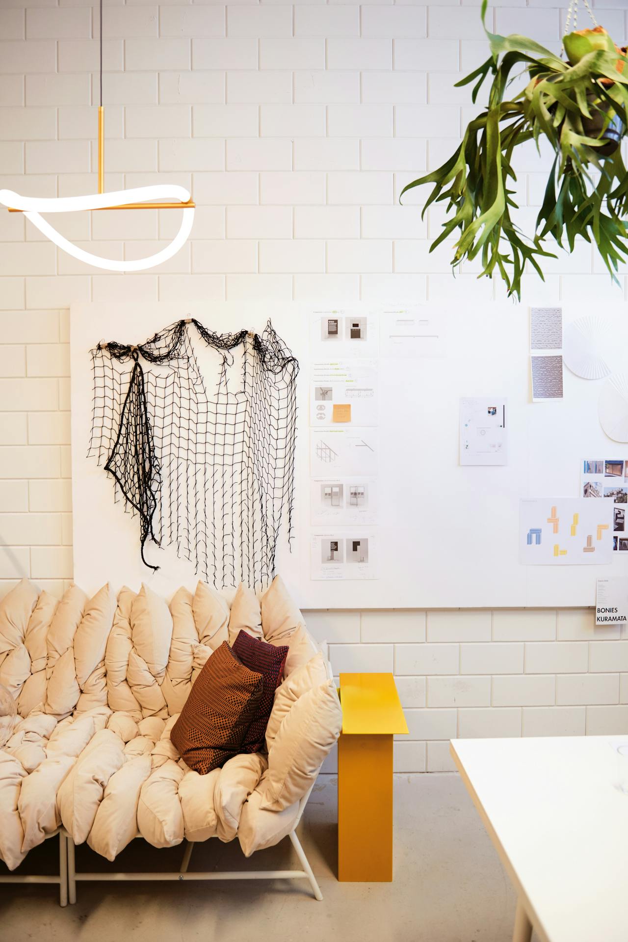 Bank die Truly Truly ontwierp voor de Ikea PS-collectie. Daarachter: lamp uit de Levity Light-serie.