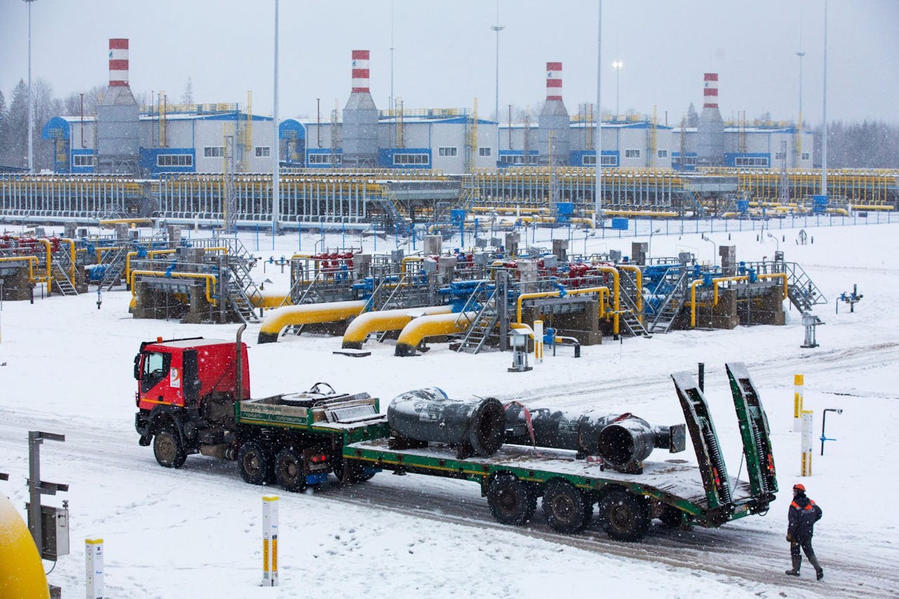 Transport van leidingen in Oest-Loega, beginpunt van de gaspijpleiding Nord Stream 2. Europa heeft op dit moment geen alternatieven voor Russisch gas.