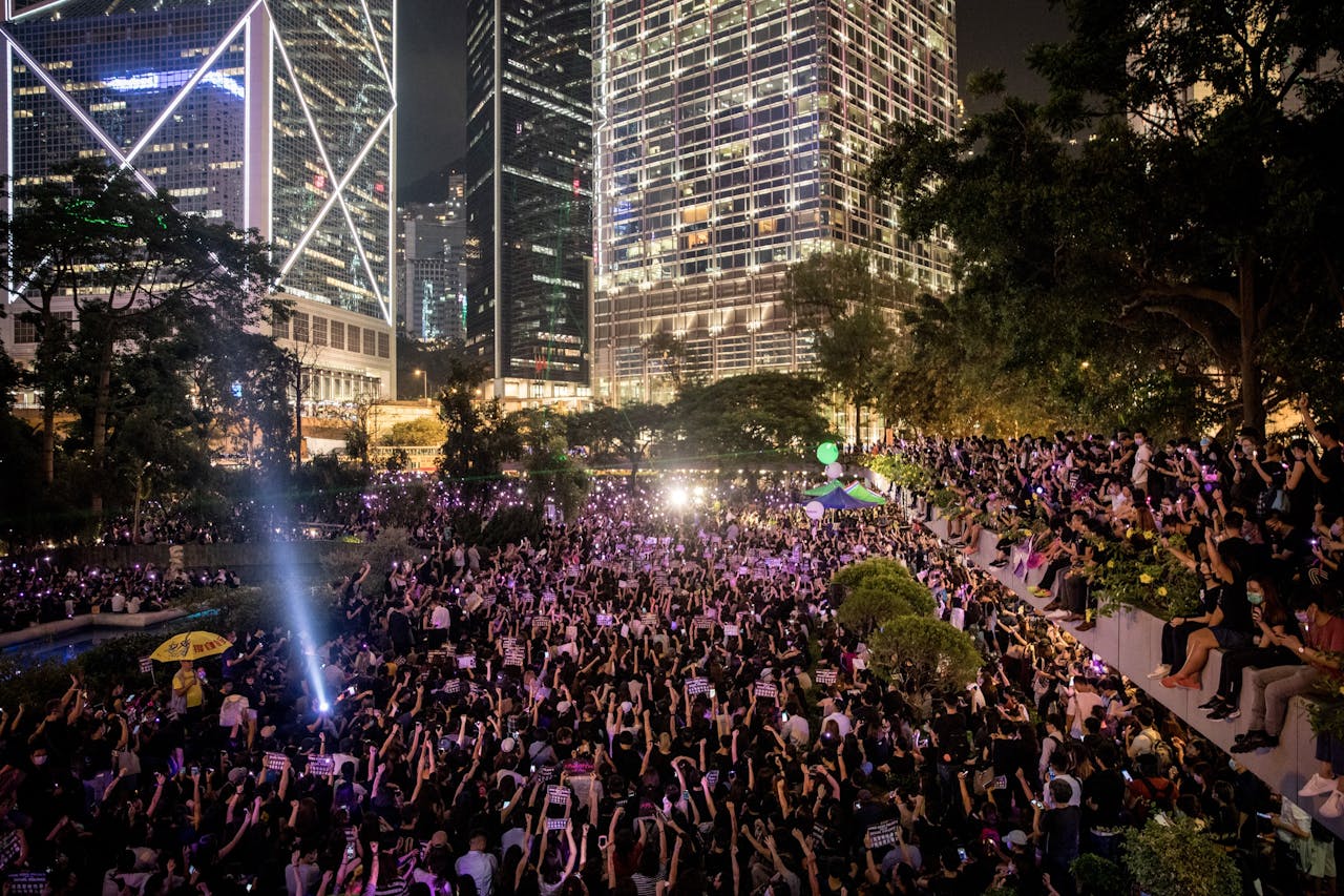 Protest in Hongkong tijdens een MeToo- bijeenkomst tegen seksuele intimidatie door de politie in 2019.