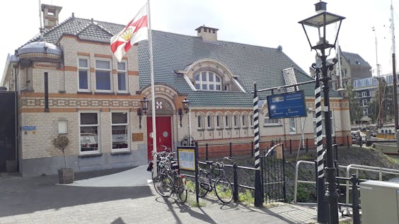 Het sociëteitsgebouw van de Koninklijke Roei- en Zeilvereniging 'De Maas' bij de Rotterdamse Veerhaven.