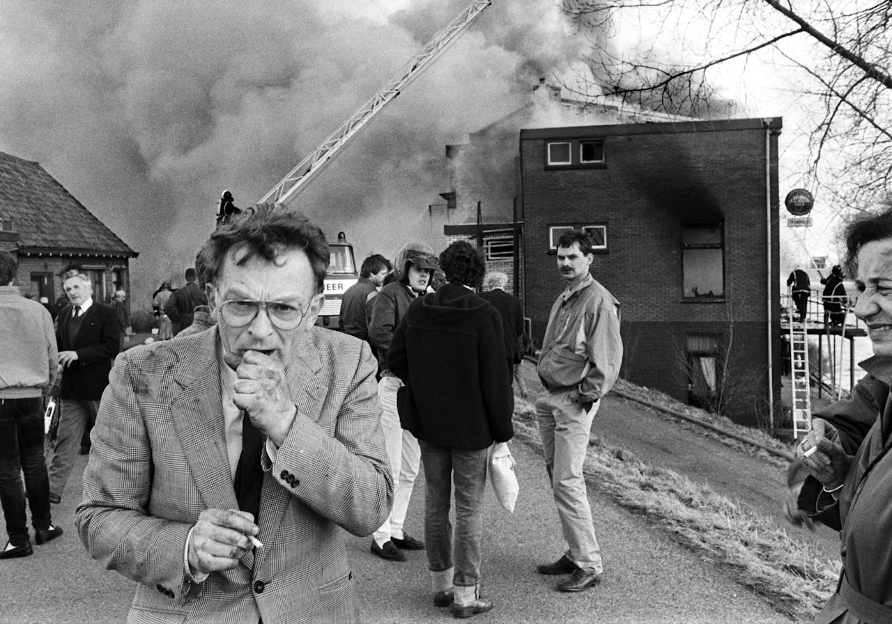 Kedichem, 1986. Hans Janmaat na de aanslag met rookbommen door antifascistische actievoerders op het hotel waar zijn Centrumdemocraten vergaderden.
