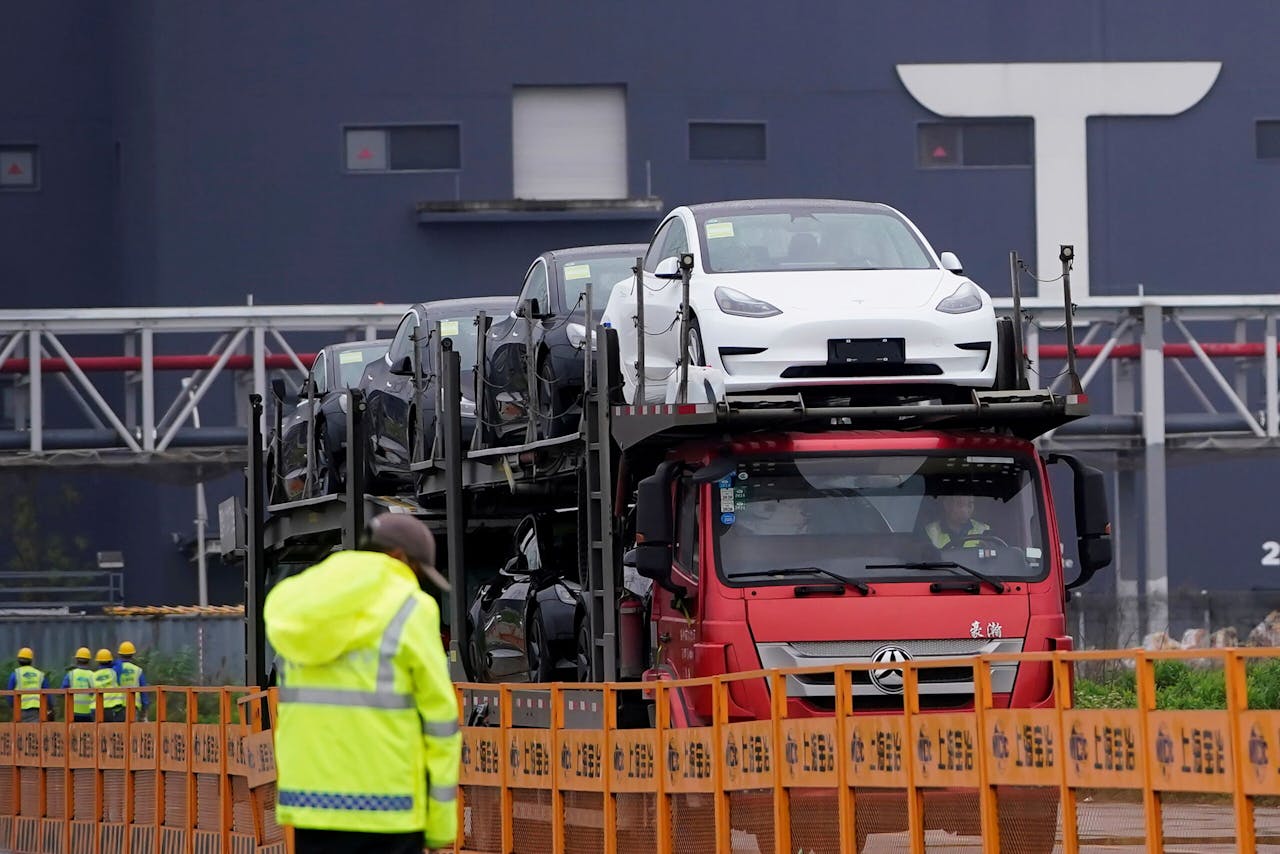Een vrachtwagen vervoert een lading Tesla-auto's die afkomstig zijn uit de fabriek van de autofabrikant in Shanghai.