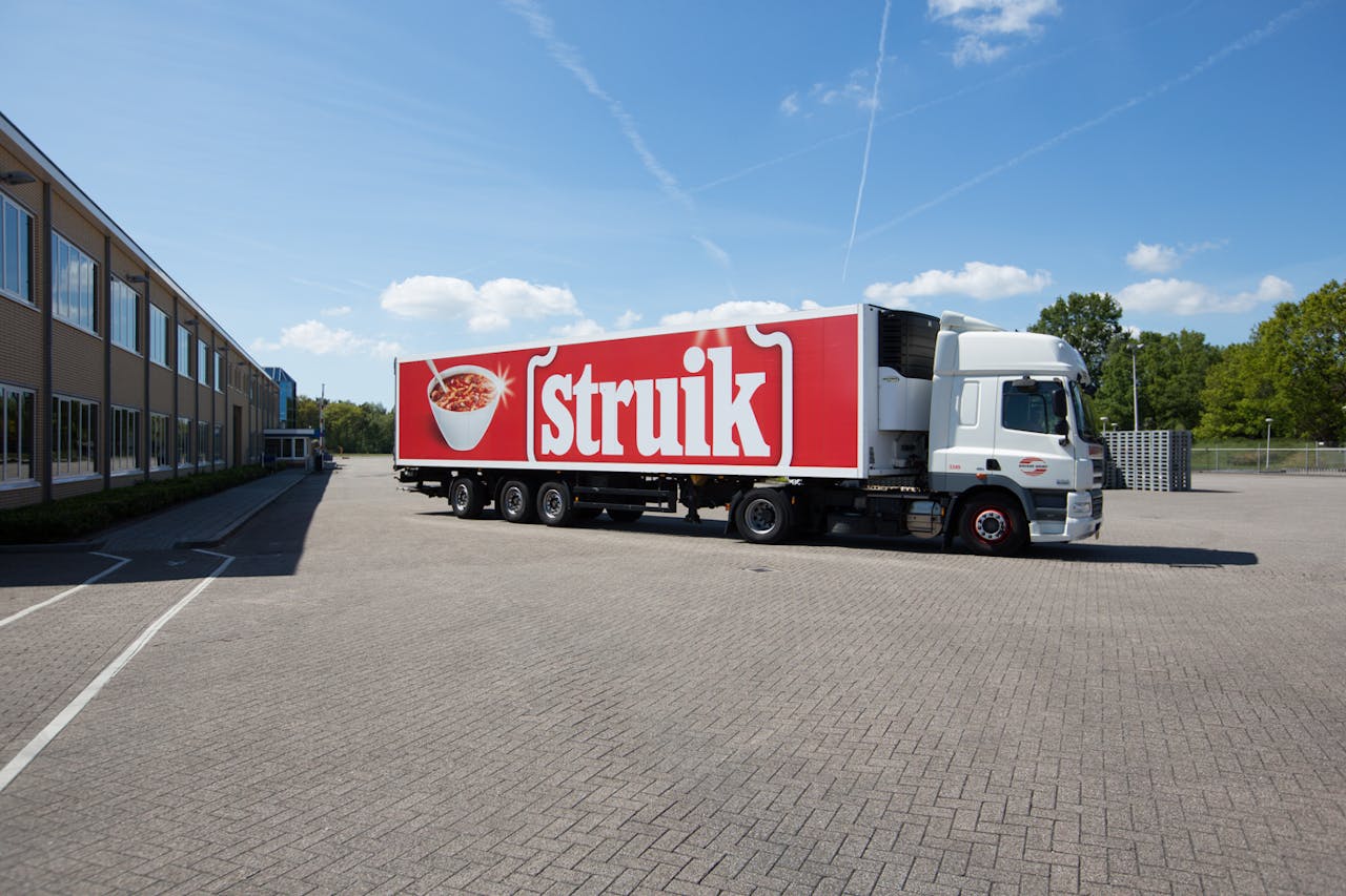 Vrachtwagen van Struik bij de fabriek in Voorthuizen.
