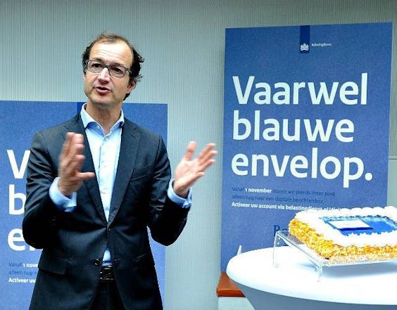 Staatssecretaris Eric Wiebes van Financiën viert het einde van de blauwe envelop voor de inkomstenbelasting. Nederland loopt voorop met de vooringevulde aangifte voor deze belasting. Maar voor andere belastingsoorten staat de digitalisering nog in de kinderschoenen.