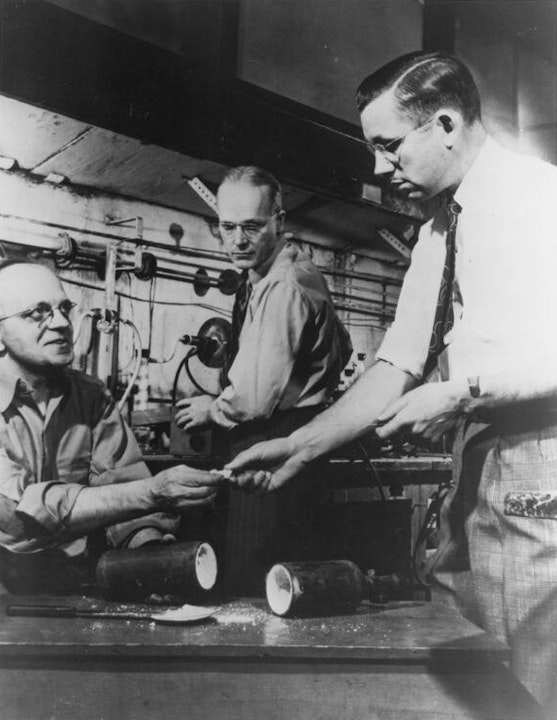 Roy Plunkett (rechts) met twee collega’s in het lab van DuPont.