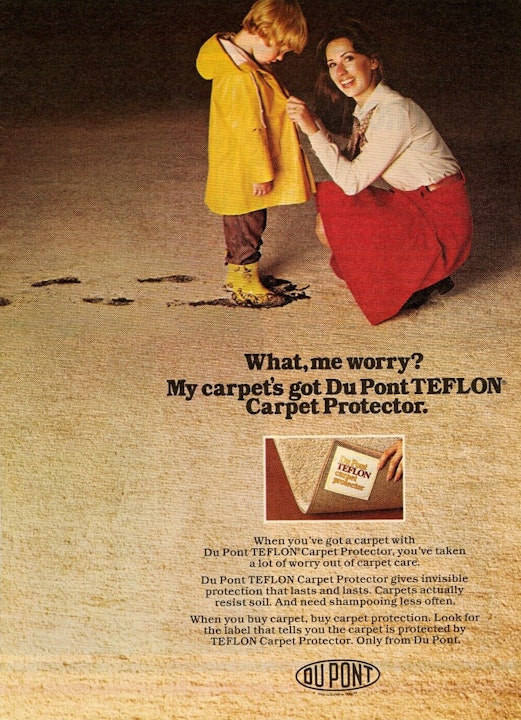 Amerikaanse reclame uit de jaren 60 voor teflon, dat vloerbedekking tegen vuil moet beschermen.
