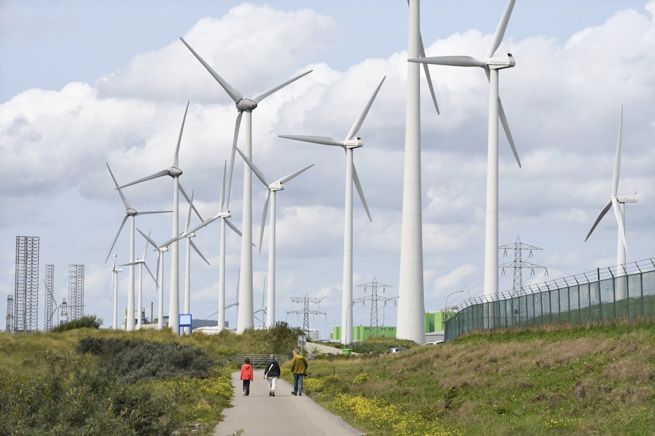Windmolens in een industriegebied in Vlissingen.