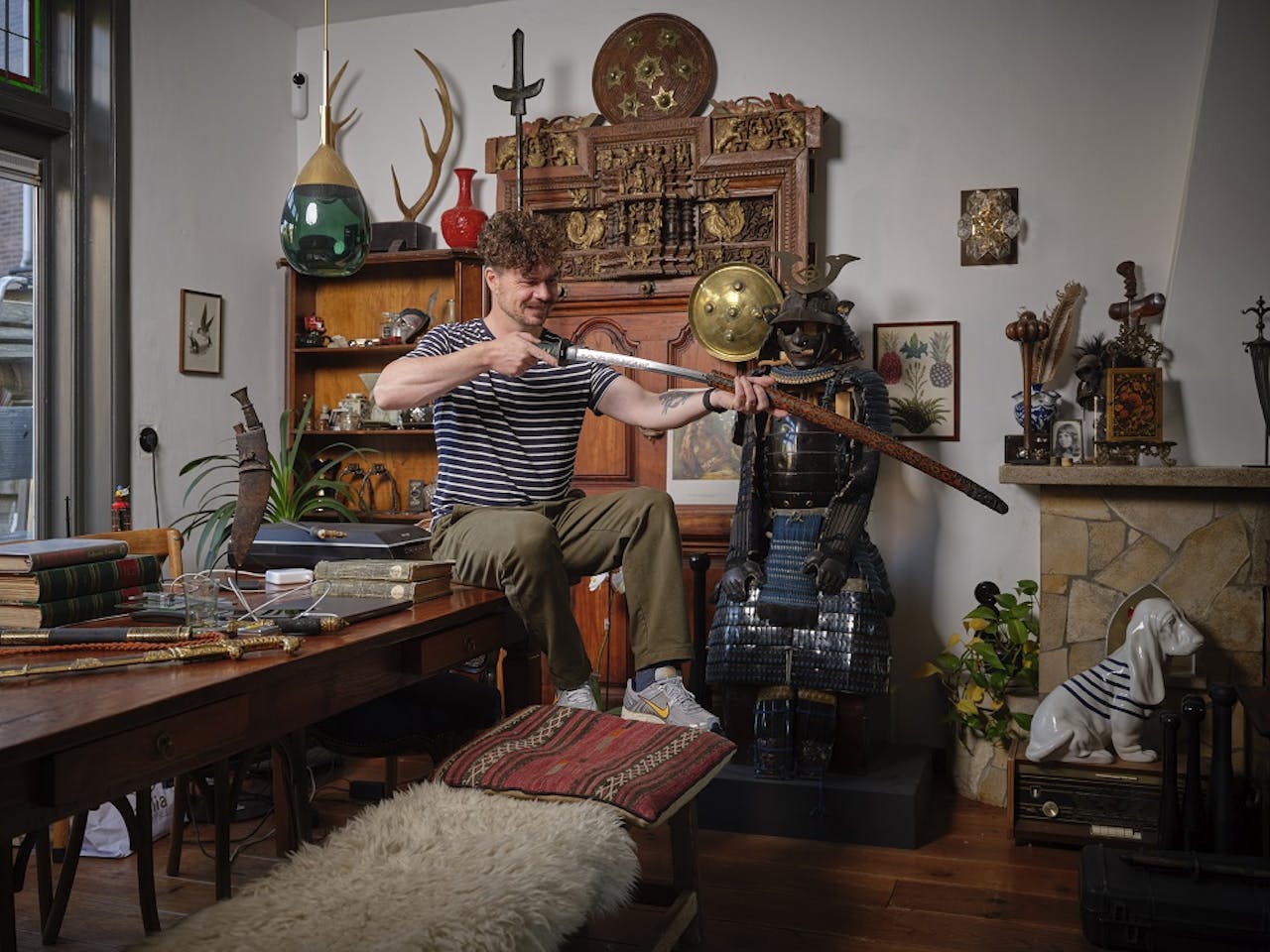 Peter Dekker van Mandarin Mansion is gespecialiseerd in antieke wapens. Hij verkoopt dolken, bogen en zwaarden, meestal voor bedragen tussen de €3000 en €10.000.