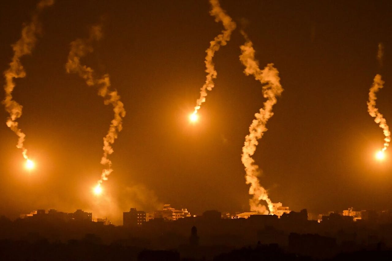 Rookpluimen boven het noorden van de Gazastrook, zondagnacht bezien vanuit Sderot.