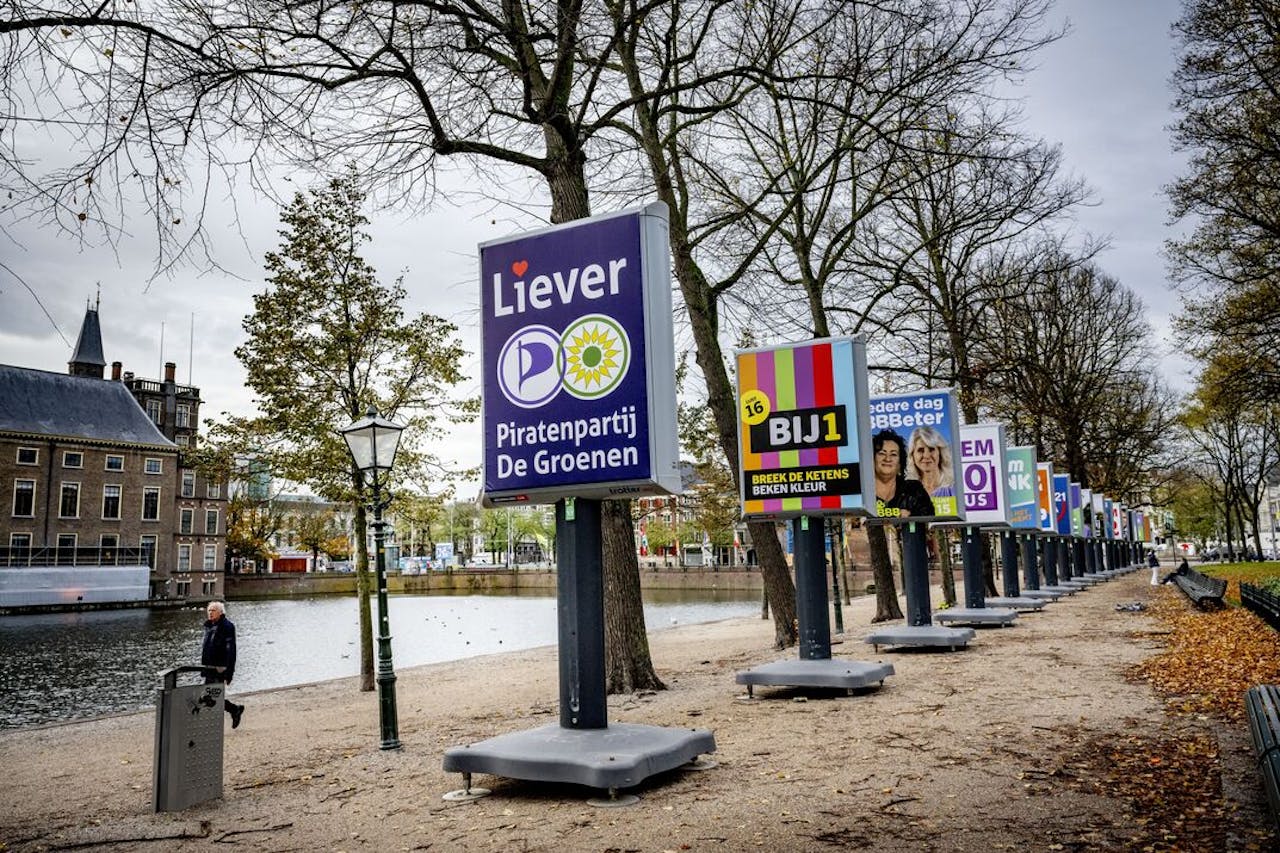 Verkiezingsborden in Den Haag voor de Tweede Kamerverkiezingen.