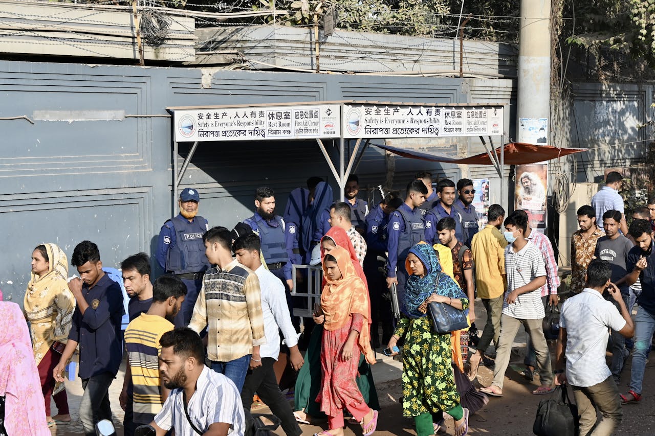 Werknemers van textielbedrijven in Bangladesh keren na een staking terug naar hun werk, terwijl de politie een oogje in het zeil houdt.